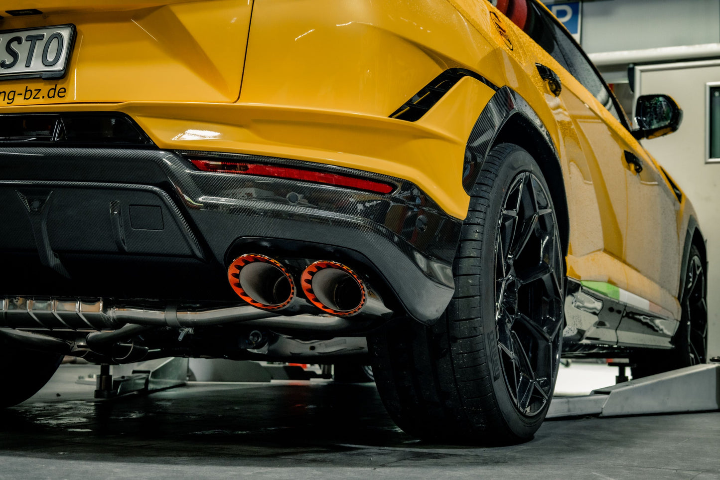 Lamborghini Urus Performante - Valved Exhaust, MidSilencer Spare + Wicrom "Performante" Tips (OE Actuators)
